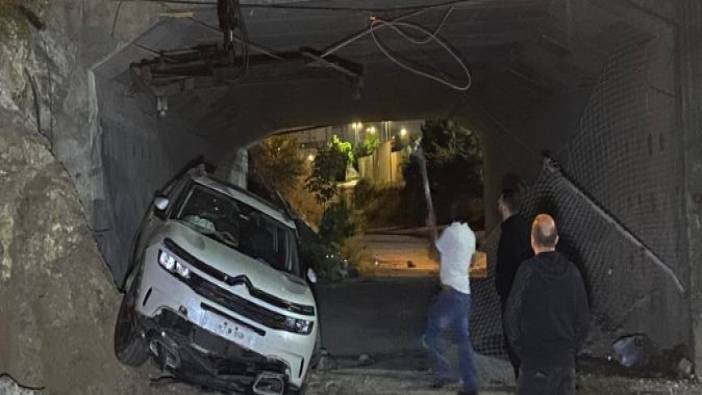 İstanbul'da otomobil dev çukura düştü