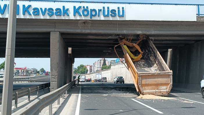 Kasası açılan TIR köprüye sıkıştı