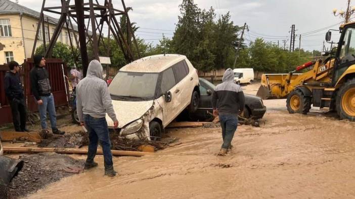 Gürcistan’da şiddetli yağış: Evleri ve bahçeleri sular bastı