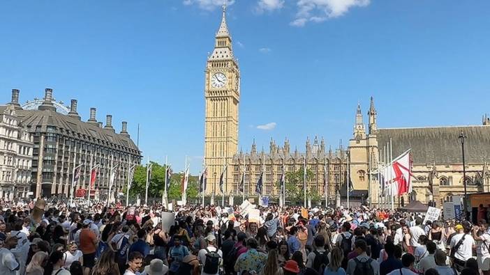 İngiltere'de pratisyen hekimler maaşları ve çalışma şartlarını protesto etti