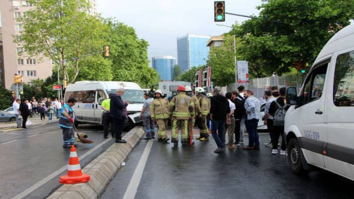 Beşiktaş'ta servis minibüsü otomobile çarptı