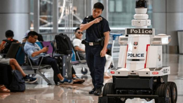 Singapur'da yeni dönem: robot polisler göreve başladı