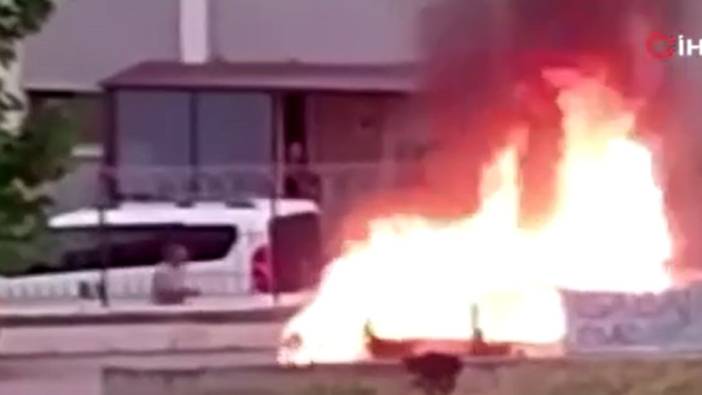 Başkentte park halindeki otomobil alev alev yandı