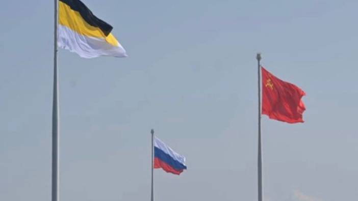 Rusya NATO'ya yanaşan iki ülkeye karşı Sovyet ve Çarlık bayrağı astı