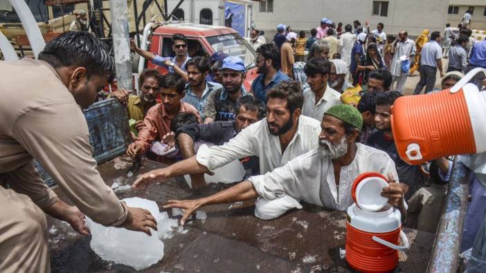 Hindistan'da aşırı sıcaklar can almaya devam ediyor. Ölü sayısı 96'ya ulaştı