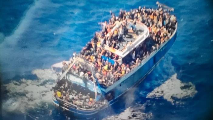 Batan tekneden kurtulan göçmenler Yunan Sahil Güvenliği'ni suçladı