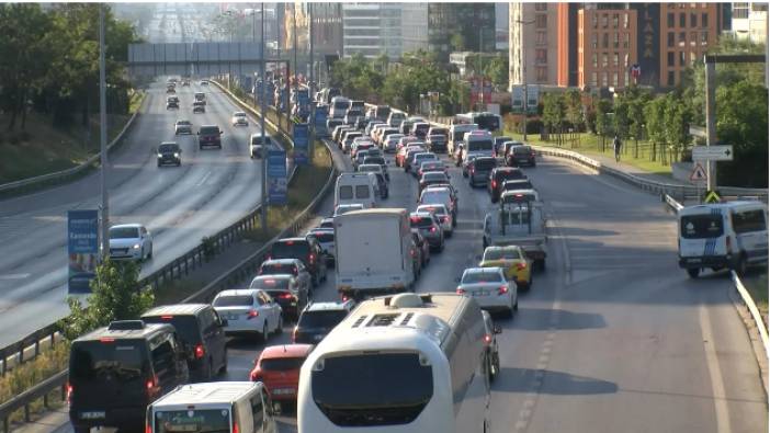 Kurban Bayramı öncesi İstanbul’dan kaçış sürüyor. Trafik durma noktasına geldi