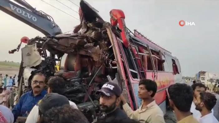 Pakistan’da iki yolcu otobüsü çarpıştı: 8 ölü