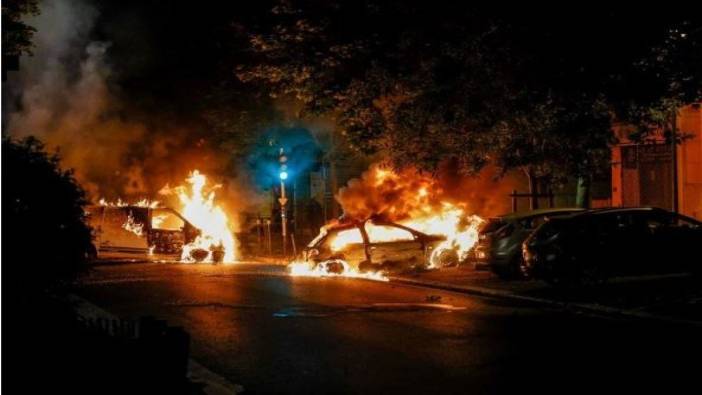 Fransa'da olaylar durulmuyor. Otomobiller yakıldı sokaklar karıştı