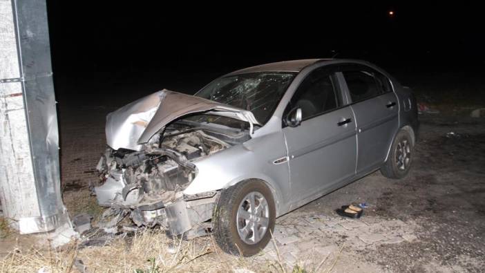 Sürücünün kontrolünden çıkan araç aydınlatma direğine çarptı: 6 yaralı
