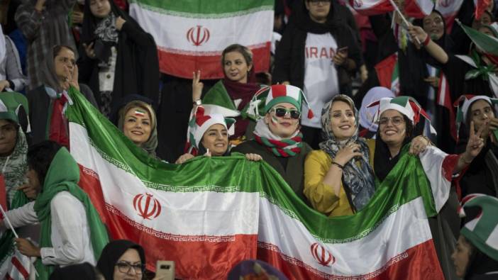 İran'da kadınların stadyumlara girişine onay verildi