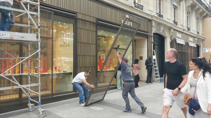 Fransa'da hasar gören mağazalara önlem alındı
