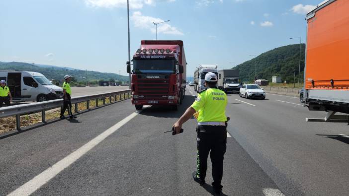 Anadolu Otoyolu'nda emniyet şeridini kullanan sürücülere ceza