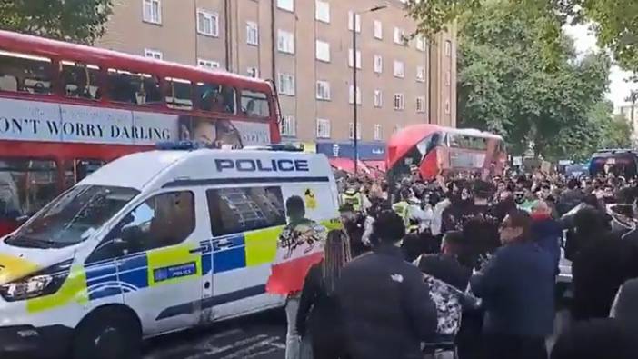 Mülteciler saldırdı polis canını zor kurtardı. Bu görüntüler Londra’nın göbeğinde çekildi