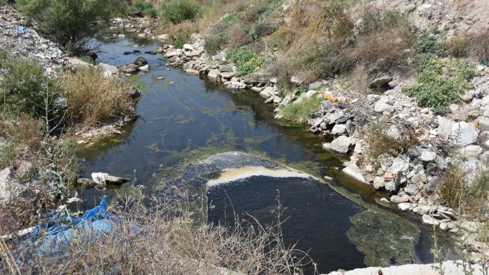 İçme suyunu karşılayan barajın dibine çöp ve moloz döktüler