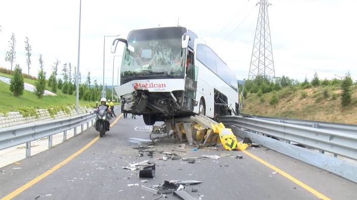 Otobüs bariyerlerde asılı kaldı