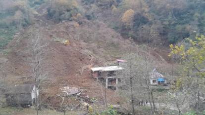 Arhavi’de heyelan bir eve zarar verdi otomobil toprağa gömüldü