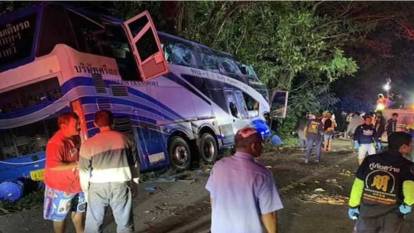 Tayland'da otobüs ağaca çarptı 14 kişi öldü