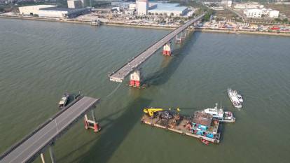 Çin'de kargo gemisinin çarptığı köprü çöktü: 5 ölü