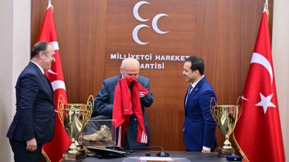 Bahçeli, TGF Başkanı Şeref Eroğlu'nu ve güreş milli takımını kabul etti