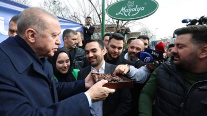 Erdoğan'a sürpriz doğum günü kutlaması. Bekleyenleri görünce konvoyu durdurdu