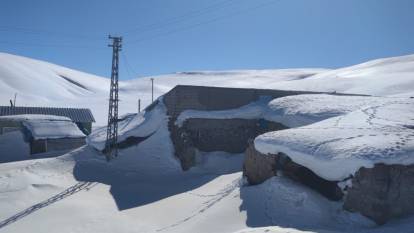 Her taraf baharı yaşarken o köyde kar 5 metreye ulaştı