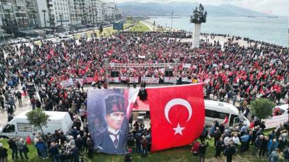 Emekli astsubaylar 'özlük hakları' için İzmir Gündoğdu Meydanı'nda bir araya geldi
