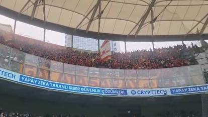 Az sayıdaki Galatasaray taraftarı bir anda stadı inletti