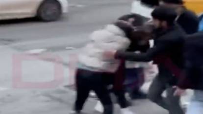Diyarbakır'da kız çocukları kağıt mendil almayan genç kızla ağız dalaşına girip tekme tokat kavga ettiler