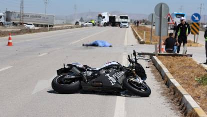 Motosiklet tıra çarptı: 1 ölü