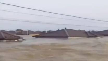 Ural Nehri'ndeki baraj patlaması sonucu şehir sular altında kaldı