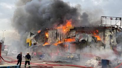 Kocaeli'nde market deposunda yangın çıktı. Çok sayıda itfaiye ekibi müdahale etti