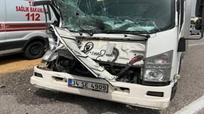 Gönen'de traktör kamyonete çarptı: 1 yaralı