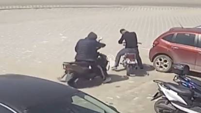 Çaldıkları motosikleti lokantada yemek yerken başka hırsızlar çaldı