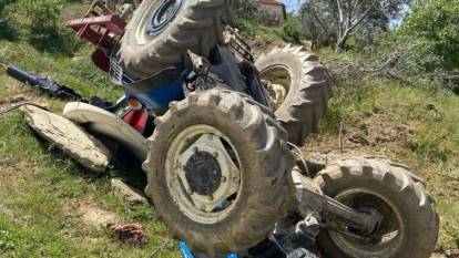 Tarlasını sürerken traktörü devrilen çiftçi ölümden döndü