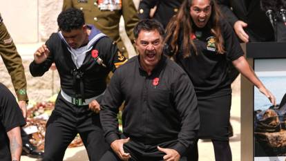 Yeni Zelanda askerleri atalarını geleneksel 'Haka dansı' ile andı