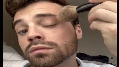 Makyaj yapan bir erkeğin videosu tartışma konusu oldu