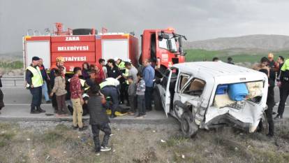 Sivas'ta iki hafif ticari araç çarpıştı. 7 yaralı
