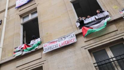 Paris'teki Siyasal Bilimler Enstitüsü'nde öğrenciler  filistin için binayı işgal etti