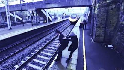 Trenin önüne atlamak isteyen adamın hayatını kurtardı