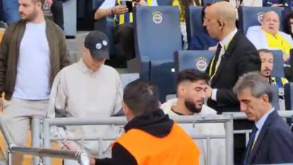 Fenerbahçeli yıldız şapkayı taktı tribüne gitti. Kimse onu tanıyamadı