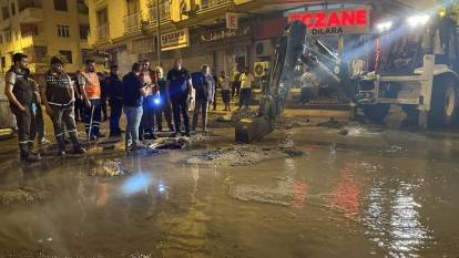 Hatay’da altyapı çalışması sırasında su borusu patladı