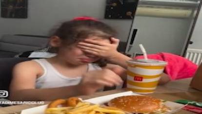Civcivi ölen kızına tavuk burger ısmarladı