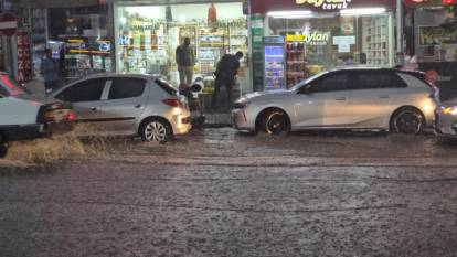 Tokat'ta şiddetli sağanak: Sokaklar göle döndü