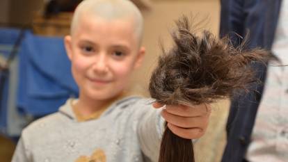 Ortaokul öğrencileri lösemili çocuklar için saçlarını kesti
