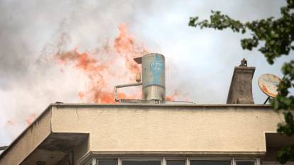 Apartman çatısında korkutan yangın