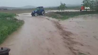 Şiddetli yağışlar tarım arazilerini göle çevirdi