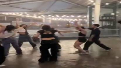 Ankara'da yağan yağmurun tadını dans ederek çıkardılar