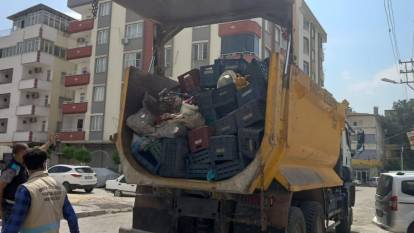 Birecik’te evinden 3 kamyon çöp çıkan Suriyeli kadın görevlilere zor anlar yaşattı