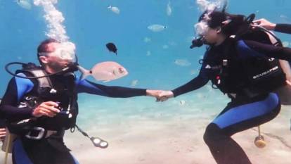 Kız arkadaşına su altında evlenme teklifi yaptı